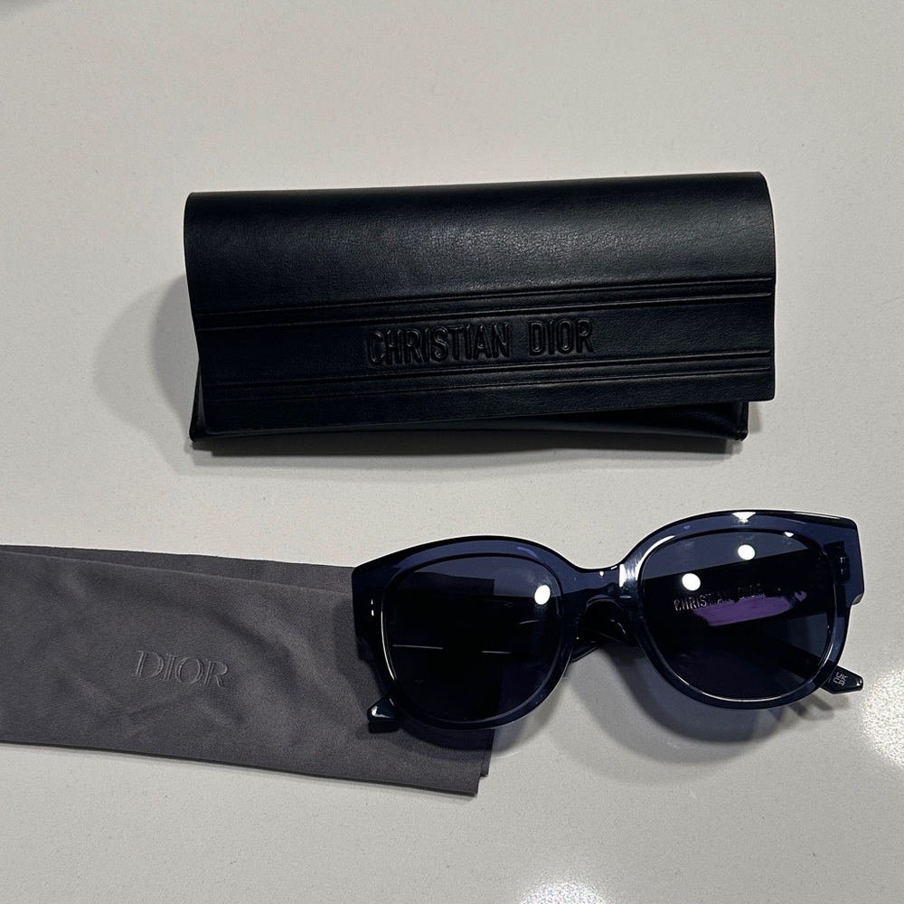 Christian Dior Navy Blue Sunglasses

100% Authentic